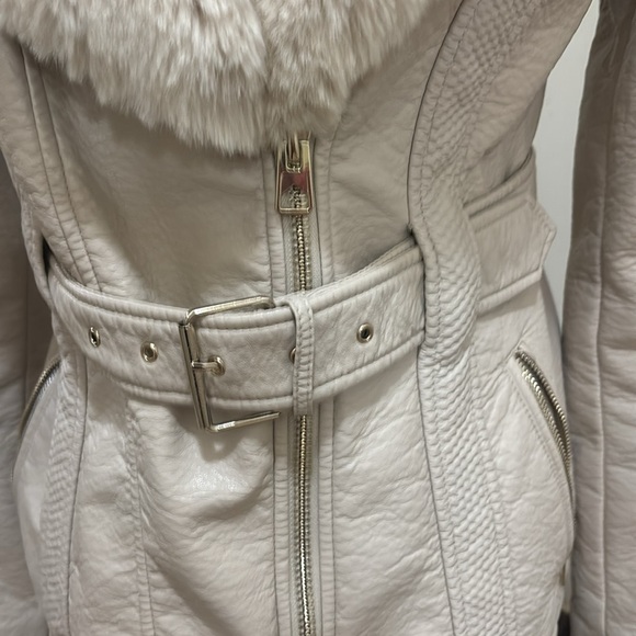 1️⃣3️⃣0️⃣ like new Guess white leather jacket - Picture 2 of 4
